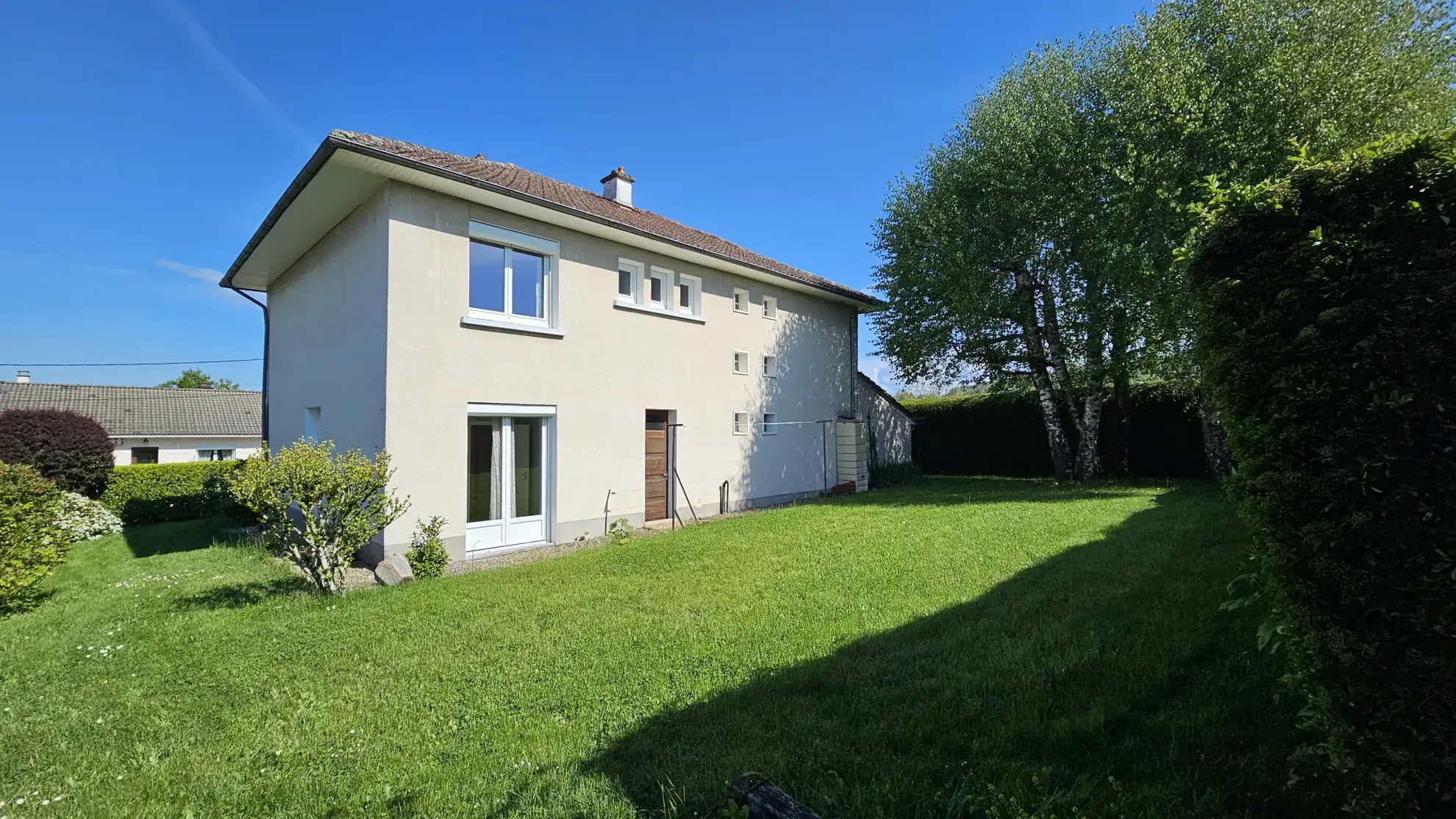 Grande maison à Naucelles avec 5 chambres et garage - 1973 