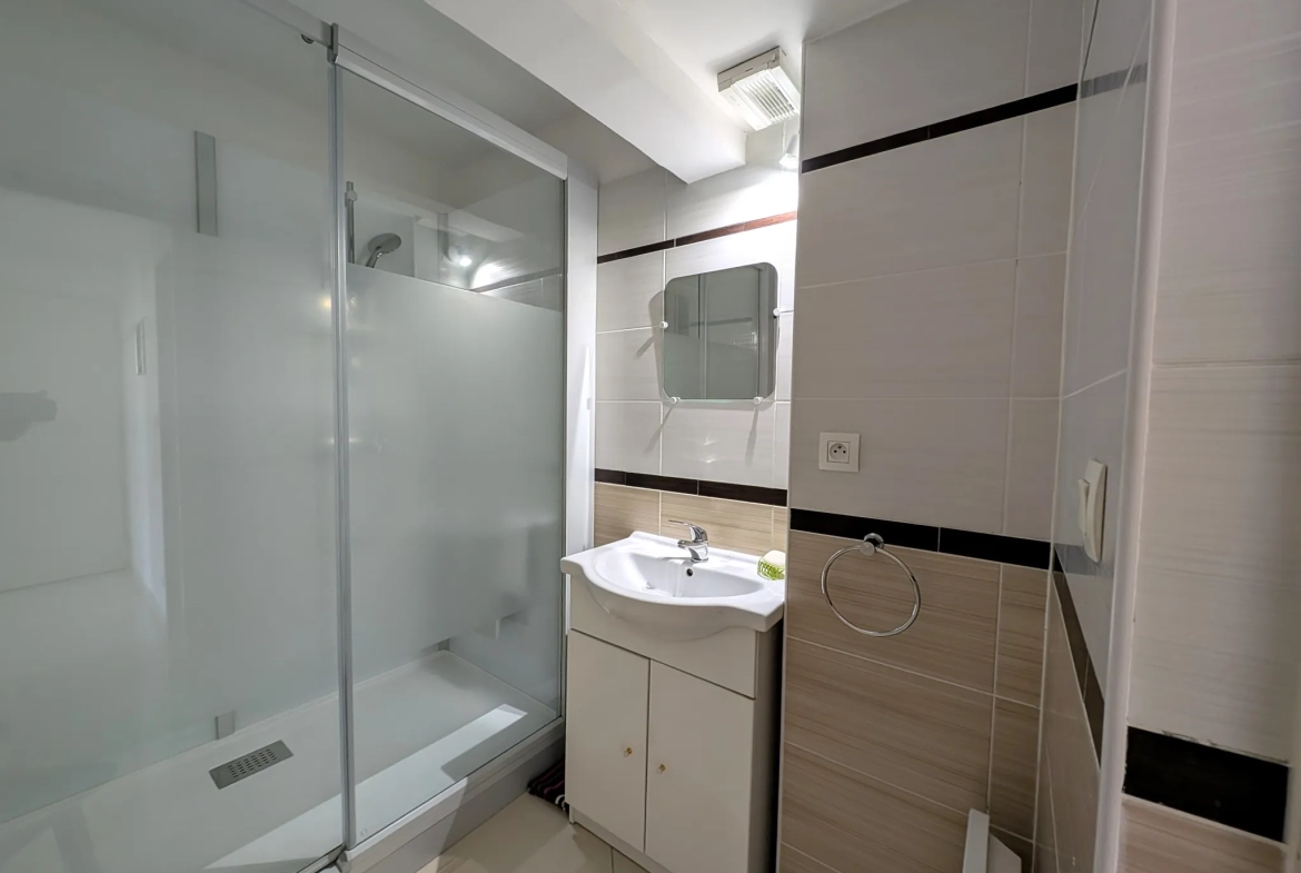 Bel appartement de plain-pied à Lézignan-Corbières avec parking et terrasse 