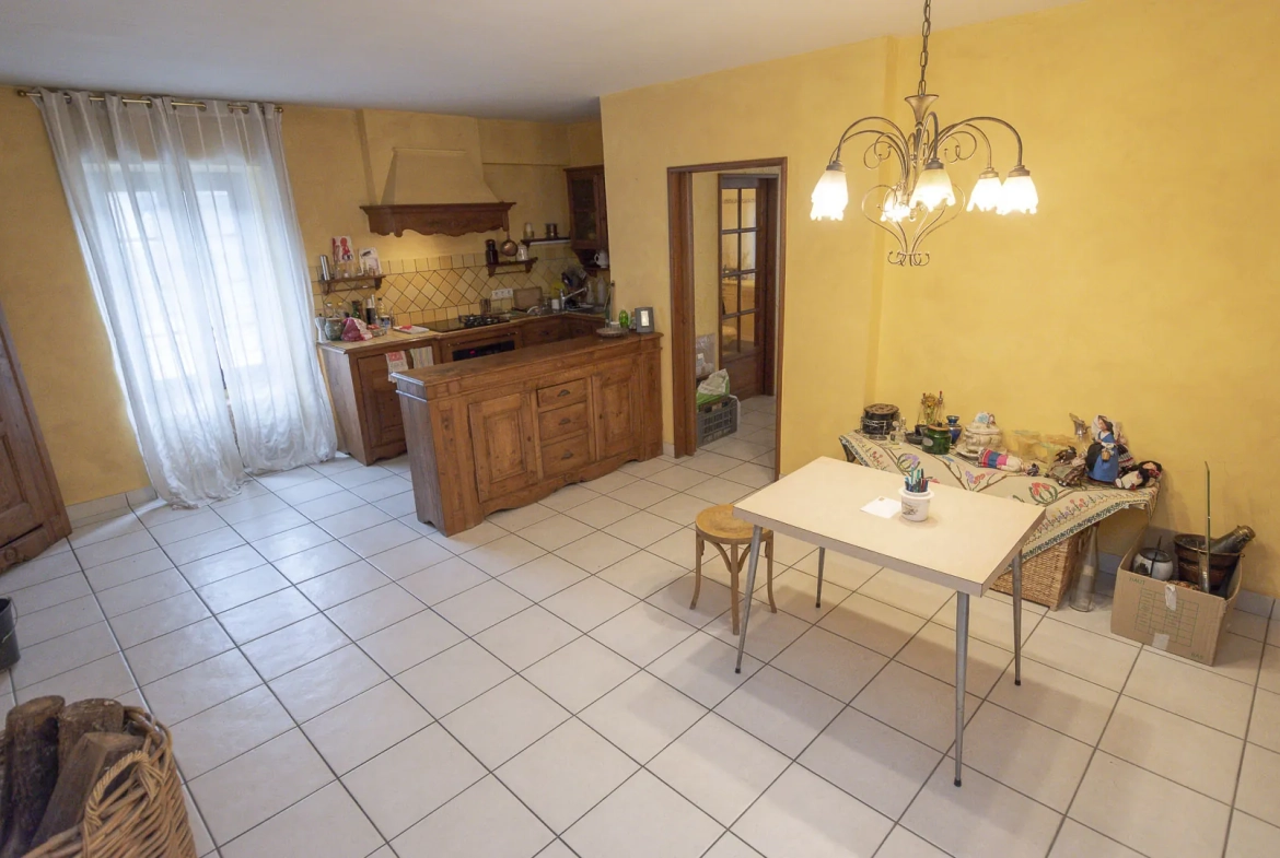Appartement duplex T4 à Moutiers avec terrasse et stationnement sécurisé 