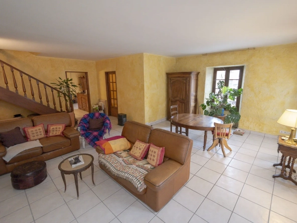 Appartement duplex T4 à Moutiers avec terrasse et stationnement sécurisé