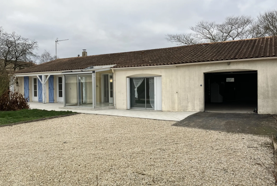 Maison plain-pied à vendre à La Rocheñard, grand terrain, calme, proche Niort et La Rochelle 