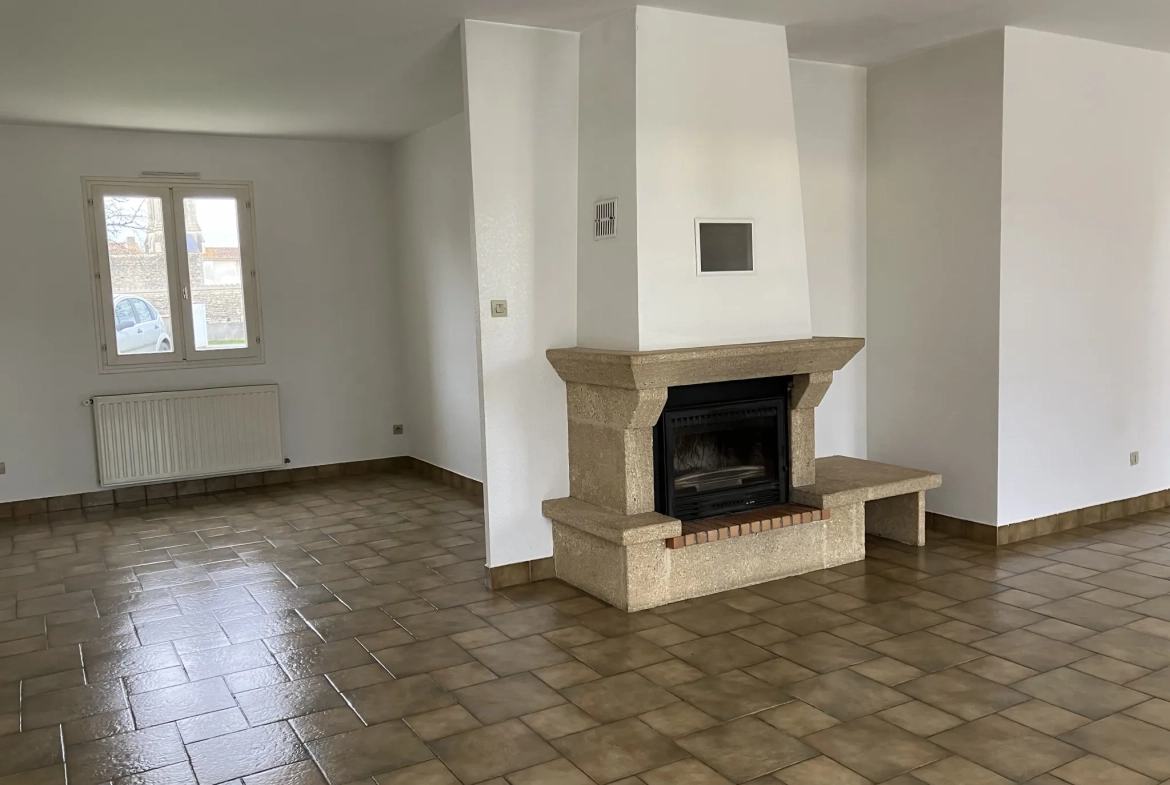 Maison plain-pied à vendre à La Rocheñard, grand terrain, calme, proche Niort et La Rochelle 