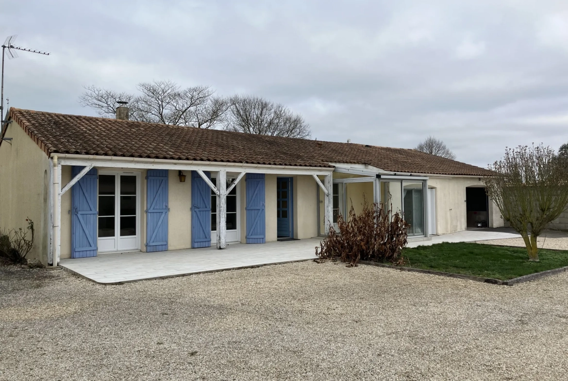 Maison plain-pied à vendre à La Rocheñard, grand terrain, calme, proche Niort et La Rochelle 