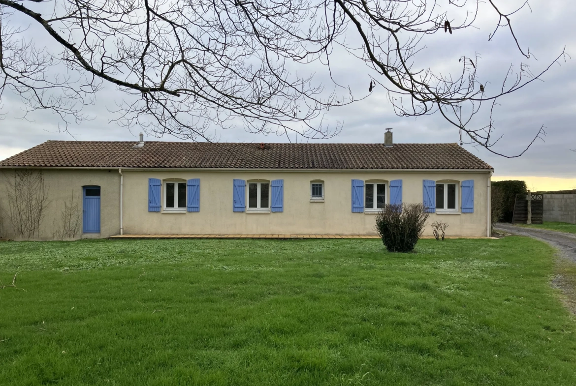 Maison plain-pied à vendre à La Rocheñard, grand terrain, calme, proche Niort et La Rochelle 