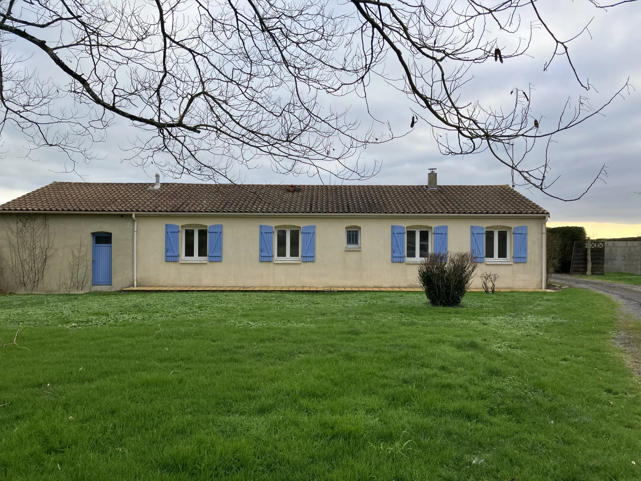 Maison plain-pied à vendre à La Rocheñard, grand terrain, calme, proche Niort et La Rochelle 