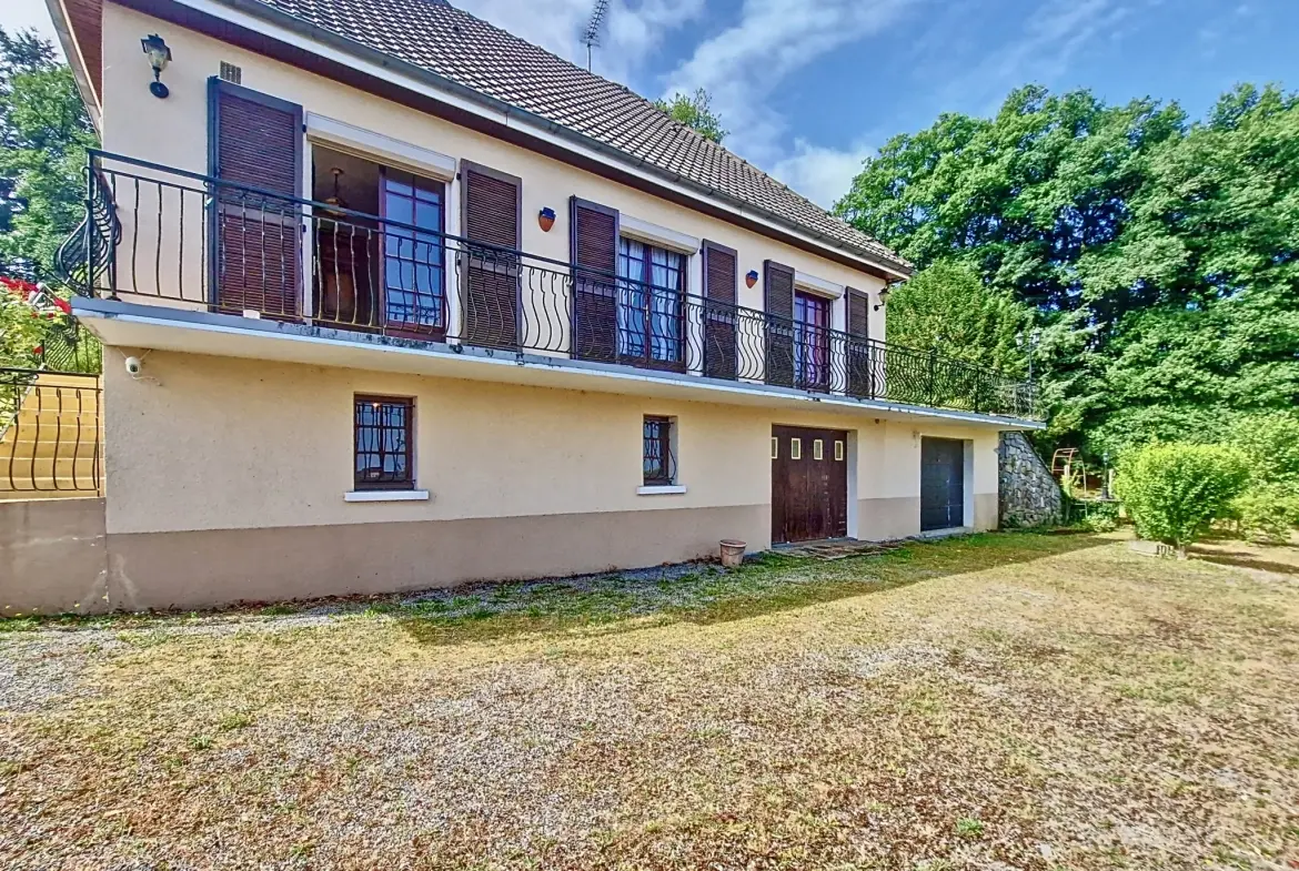 Maison à Bourganeuf avec terrasse, 3 chambres et sous-sol aménagé 