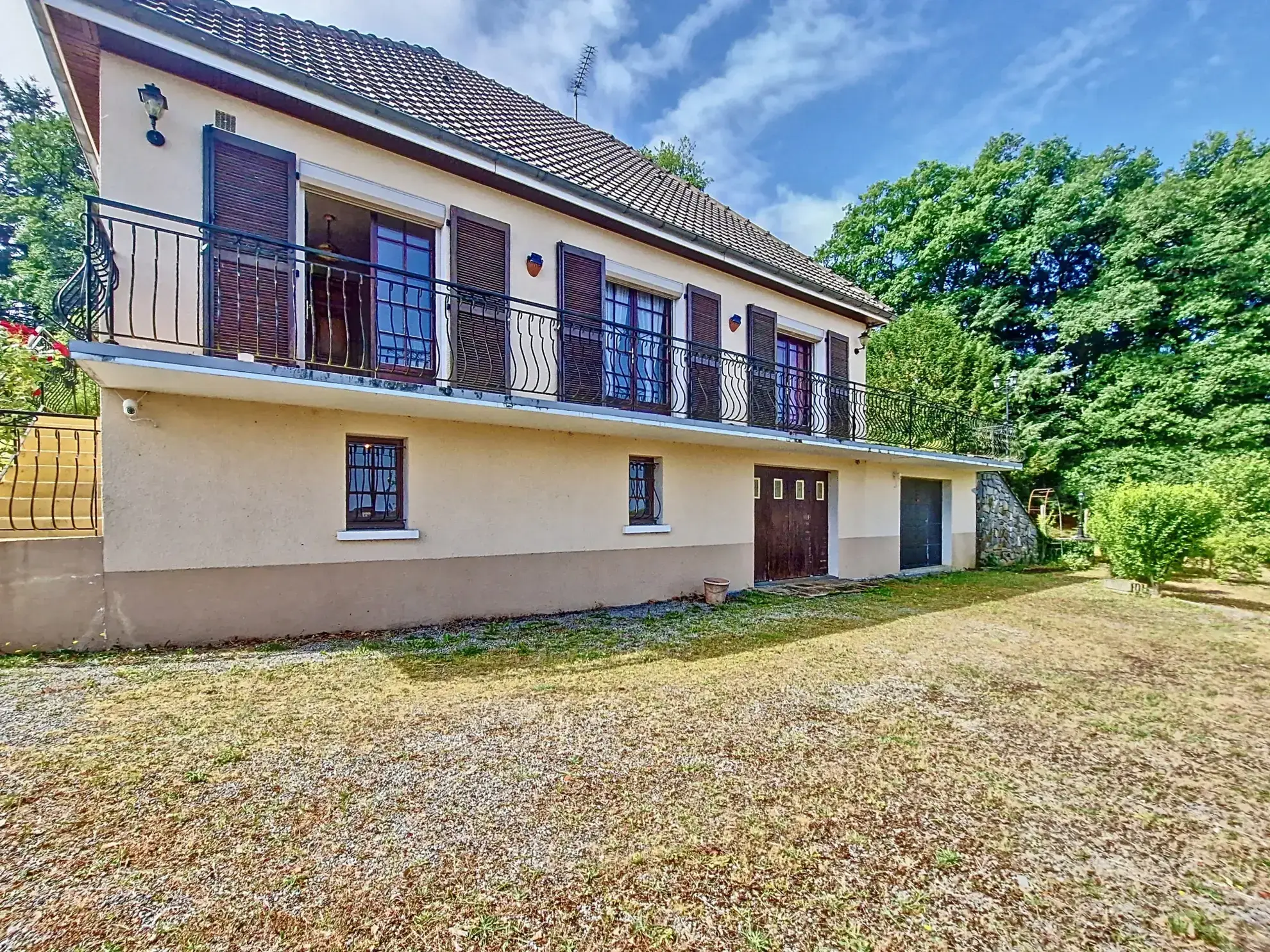 Maison à Bourganeuf avec terrasse, 3 chambres et sous-sol aménagé 