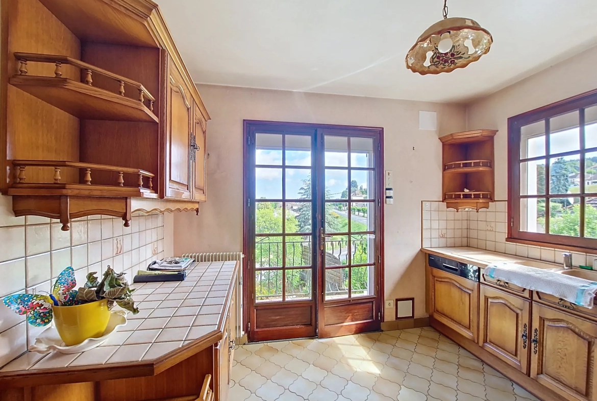 Maison à Bourganeuf avec terrasse, 3 chambres et sous-sol aménagé 