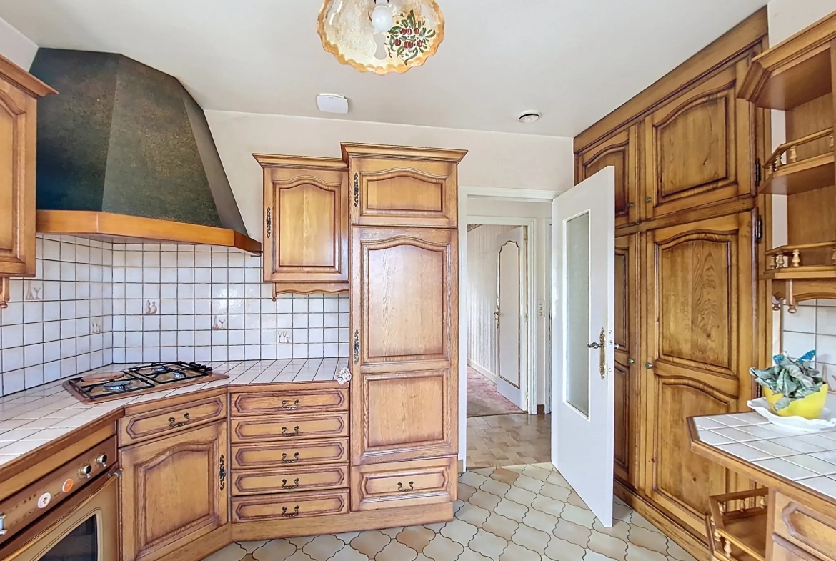 Maison à Bourganeuf avec terrasse, 3 chambres et sous-sol aménagé 