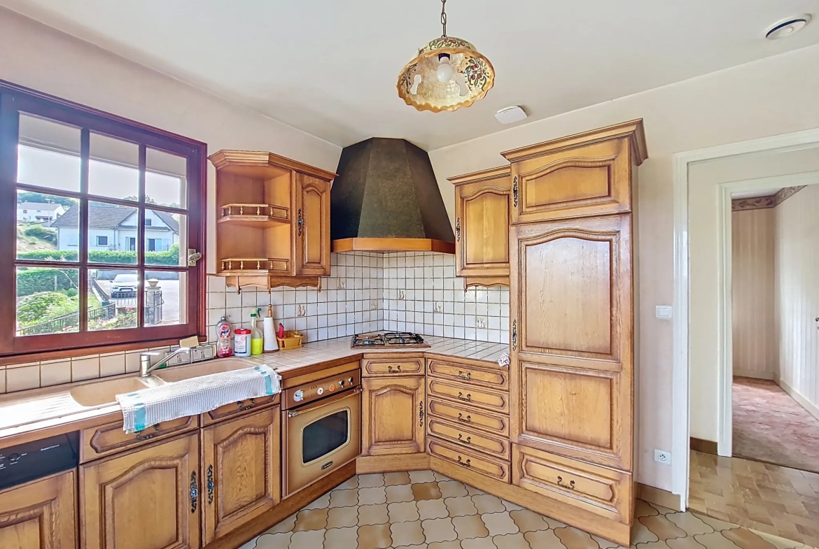 Maison à Bourganeuf avec terrasse, 3 chambres et sous-sol aménagé 