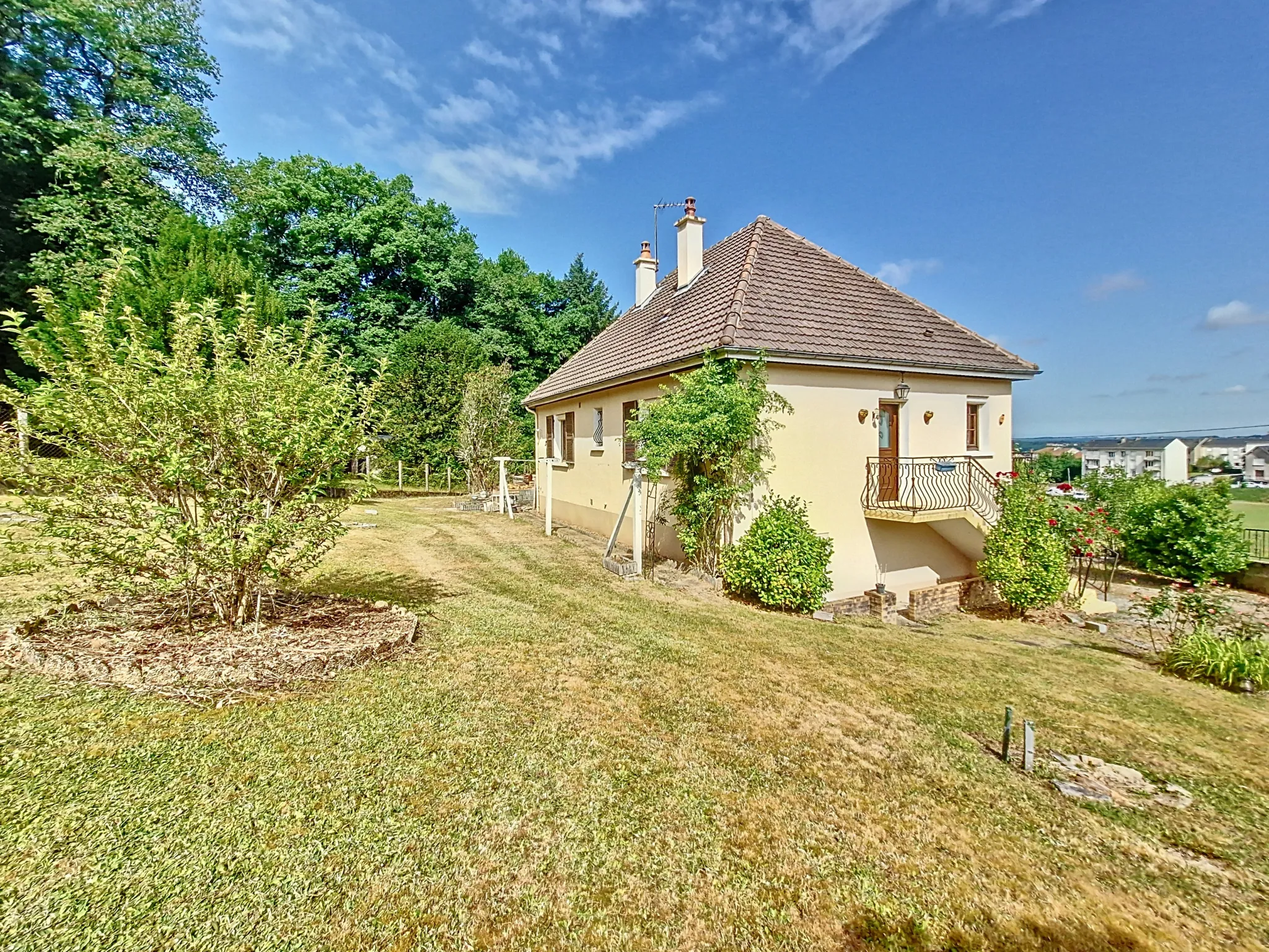 Maison à Bourganeuf avec terrasse, 3 chambres et sous-sol aménagé 