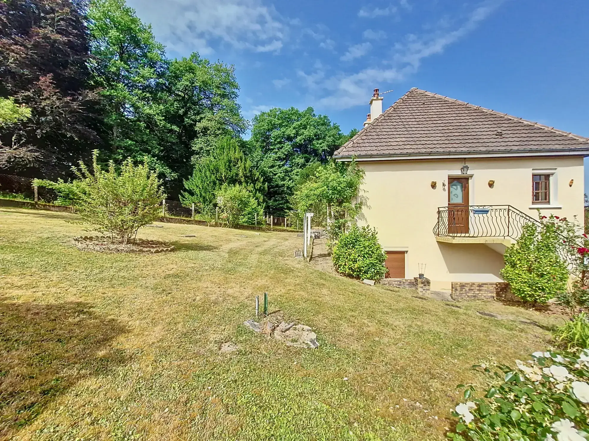 Maison à Bourganeuf avec terrasse, 3 chambres et sous-sol aménagé 