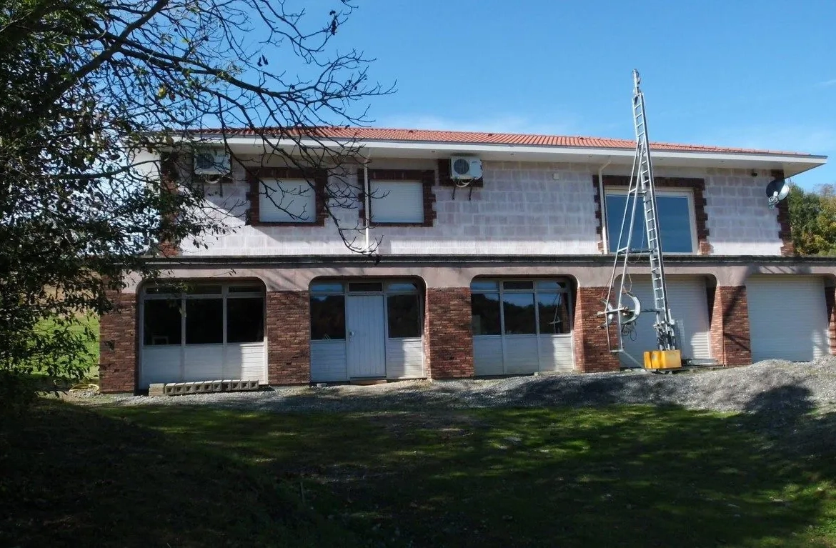 Villa spacieuse à finir avec vue sur la campagne à Puntous 