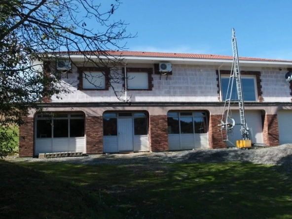 Villa spacieuse à finir avec vue sur la campagne à Puntous