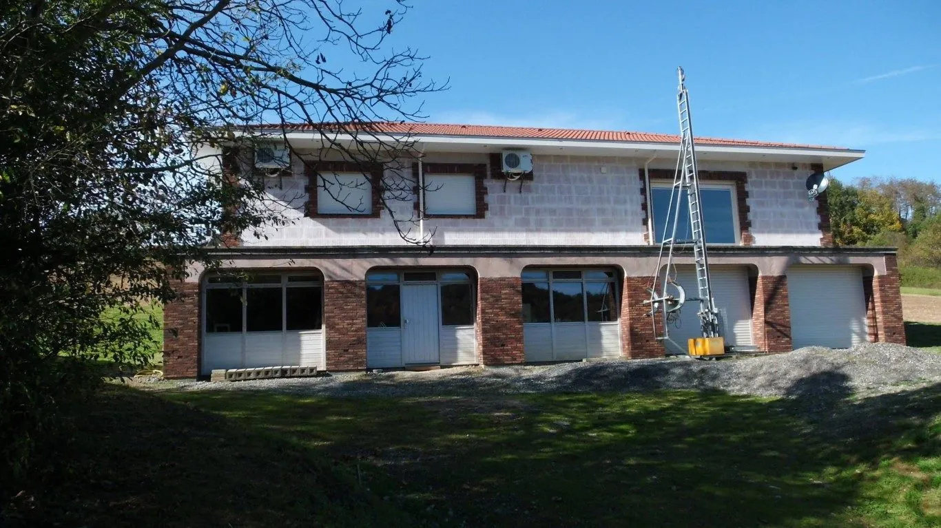 Villa spacieuse à finir avec vue sur la campagne à Puntous 