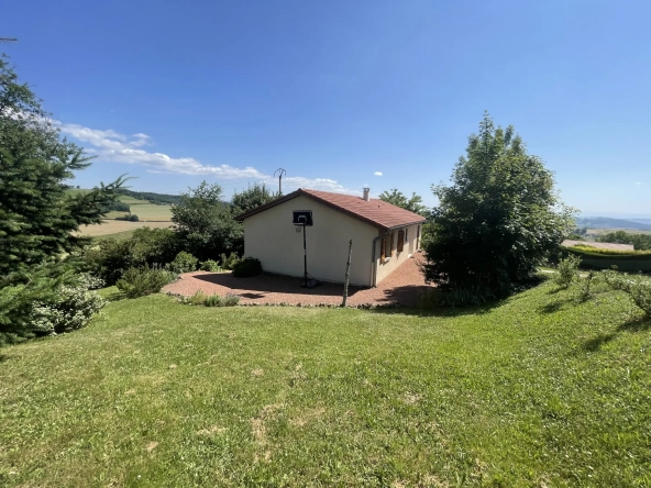 Charmante villa plain-pied avec sous-sol semi-enterré à Thizy-Les-Bourgs