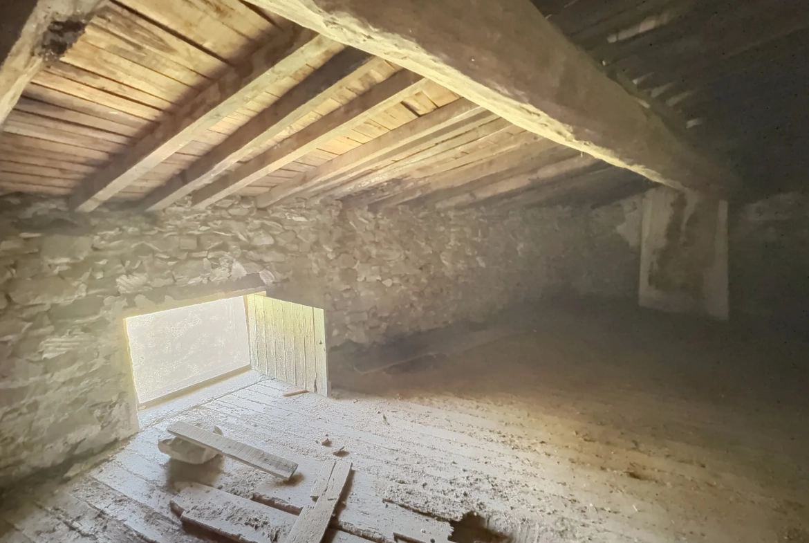 Maison de village à rénover avec jardin non attenant à Reynès - Environnement paisible 