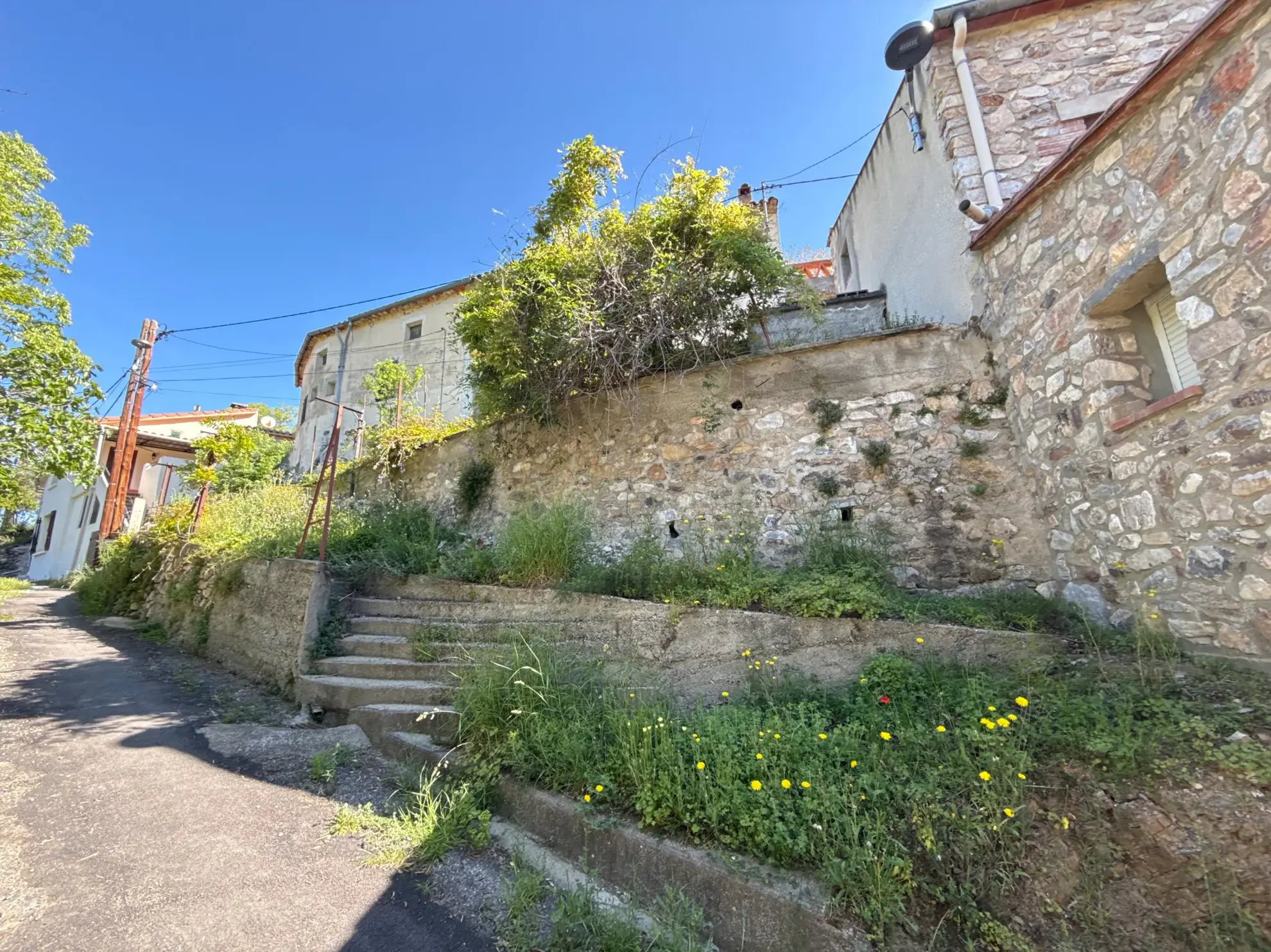 Maison de village à rénover avec jardin non attenant à Reynès - Environnement paisible 