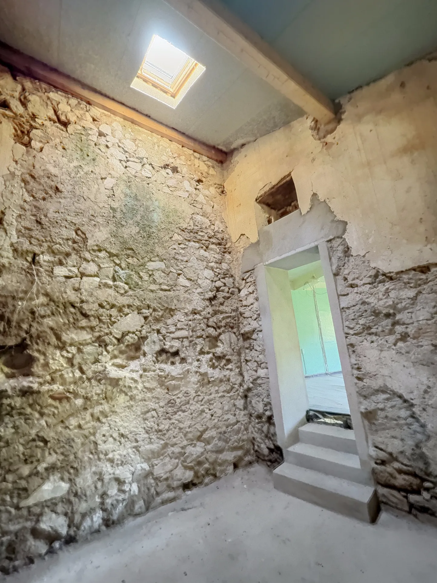 Maison de village à rénover avec jardin non attenant à Reynès - Environnement paisible 