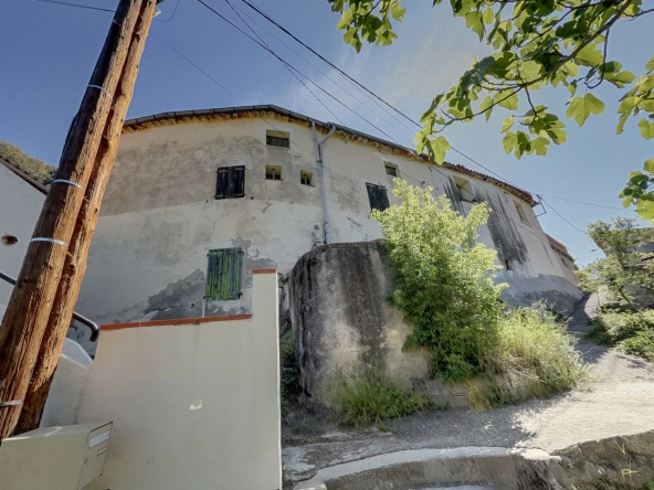 Maison de village à rénover avec jardin non attenant à Reynès - Environnement paisible