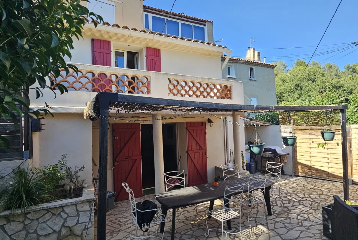 Charmante maison T3 à vendre à La Cadière-d’Azur proche Bandol, 50 m² avec terrasse et potentiel locatif attractif 