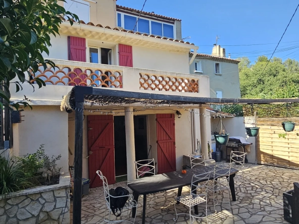 Charmante maison T3 à vendre à La Cadière-d’Azur proche Bandol, 50 m² avec terrasse et potentiel locatif attractif