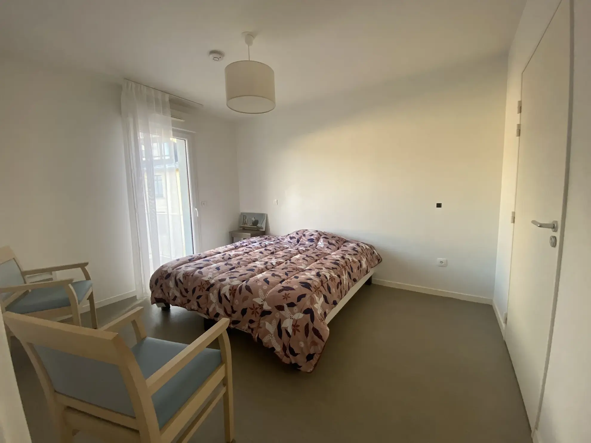 Appartement T2 en résidence pour personnes âgées à Caen avec parking et balcon 