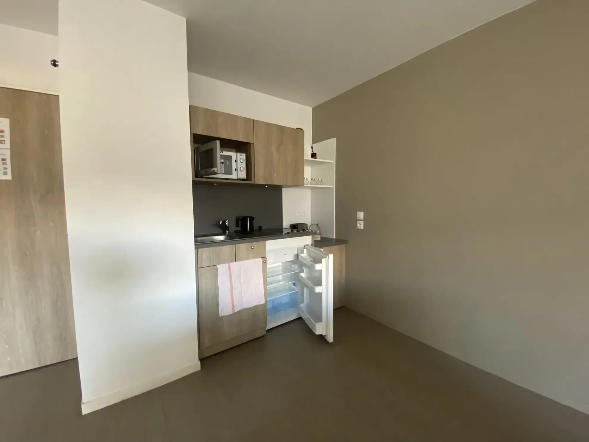 Appartement T2 en résidence pour personnes âgées à Caen avec parking et balcon 