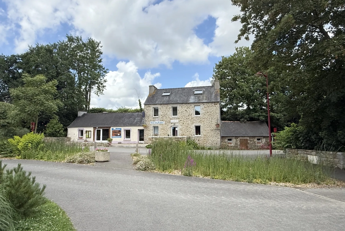 Charmante maison à Saint Derrien avec potentiel de rénovation, face à un plan d’eau 