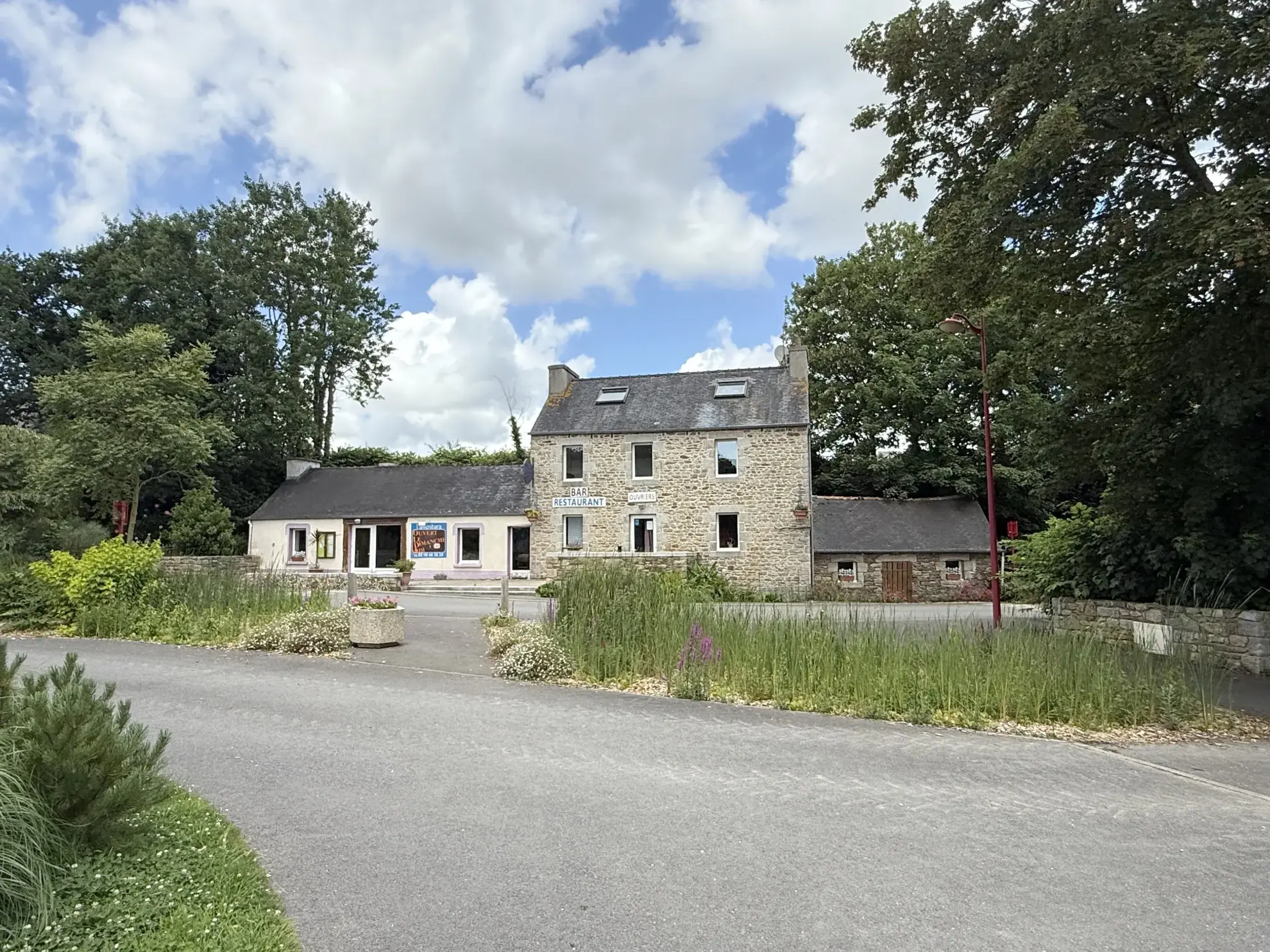 Charmante maison à Saint Derrien avec potentiel de rénovation, face à un plan d’eau 