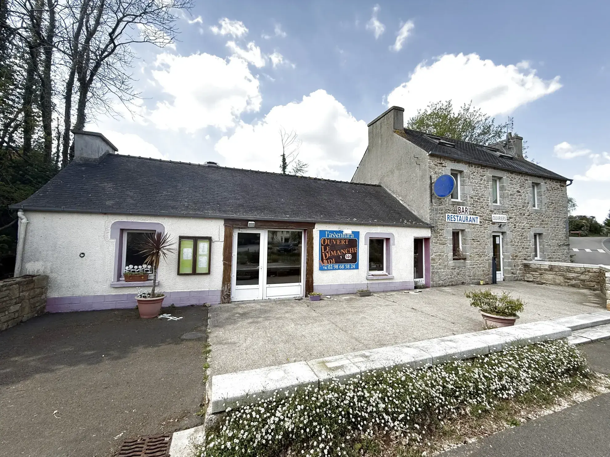 Charmante maison à Saint Derrien avec potentiel de rénovation, face à un plan d’eau 