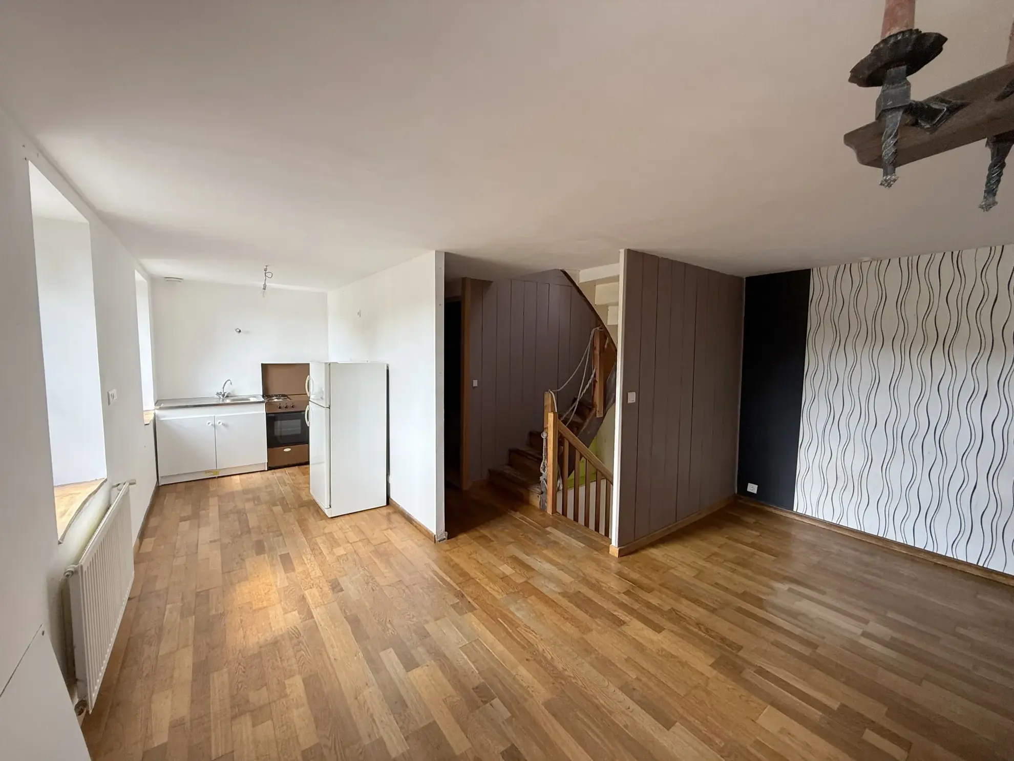 Charmante maison à Saint Derrien avec potentiel de rénovation, face à un plan d’eau 