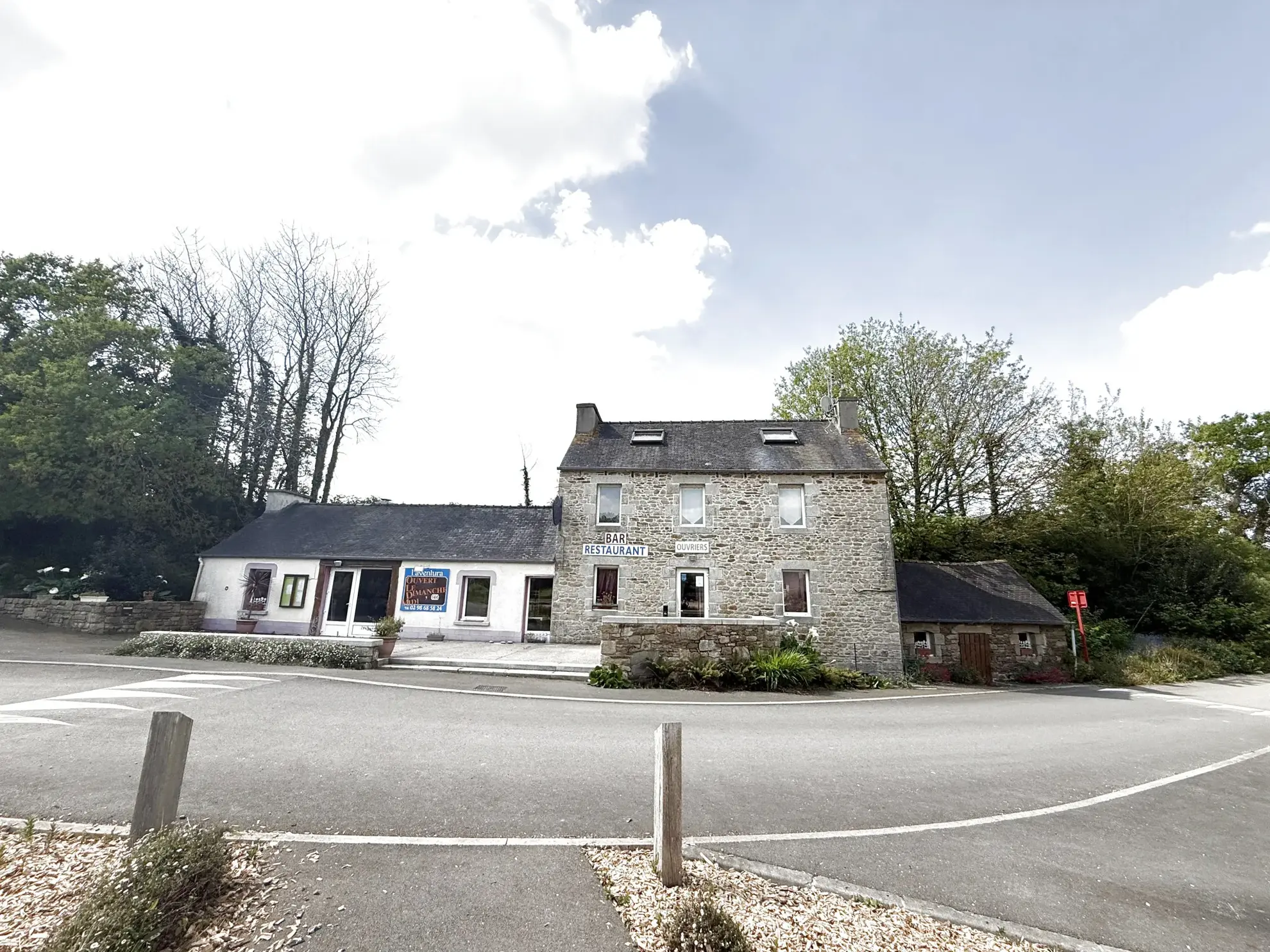 Charmante maison à Saint Derrien avec potentiel de rénovation, face à un plan d’eau 