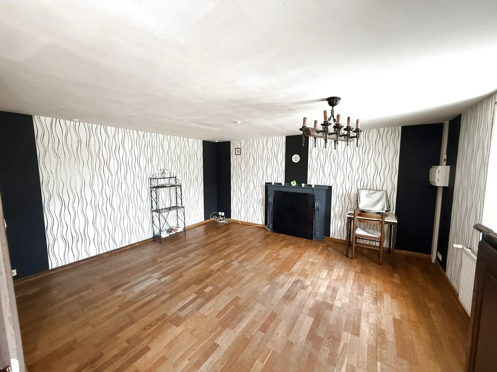 Charmante maison à Saint Derrien avec potentiel de rénovation, face à un plan d’eau 