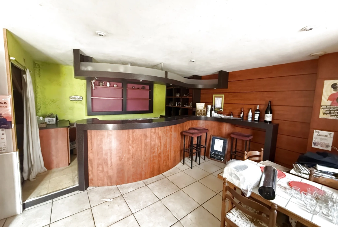 Charmante maison à Saint Derrien avec potentiel de rénovation, face à un plan d’eau 