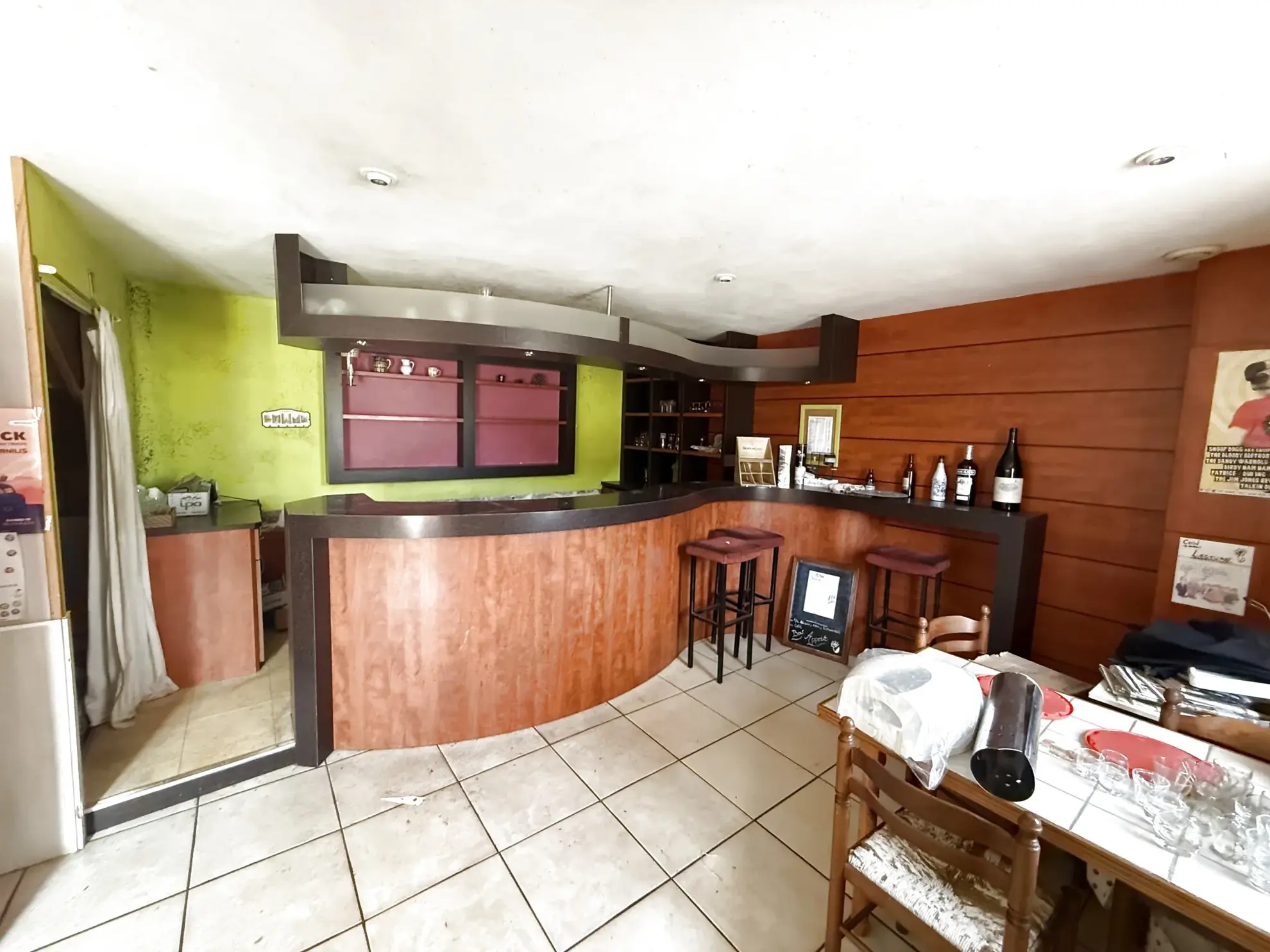 Charmante maison à Saint Derrien avec potentiel de rénovation, face à un plan d’eau 