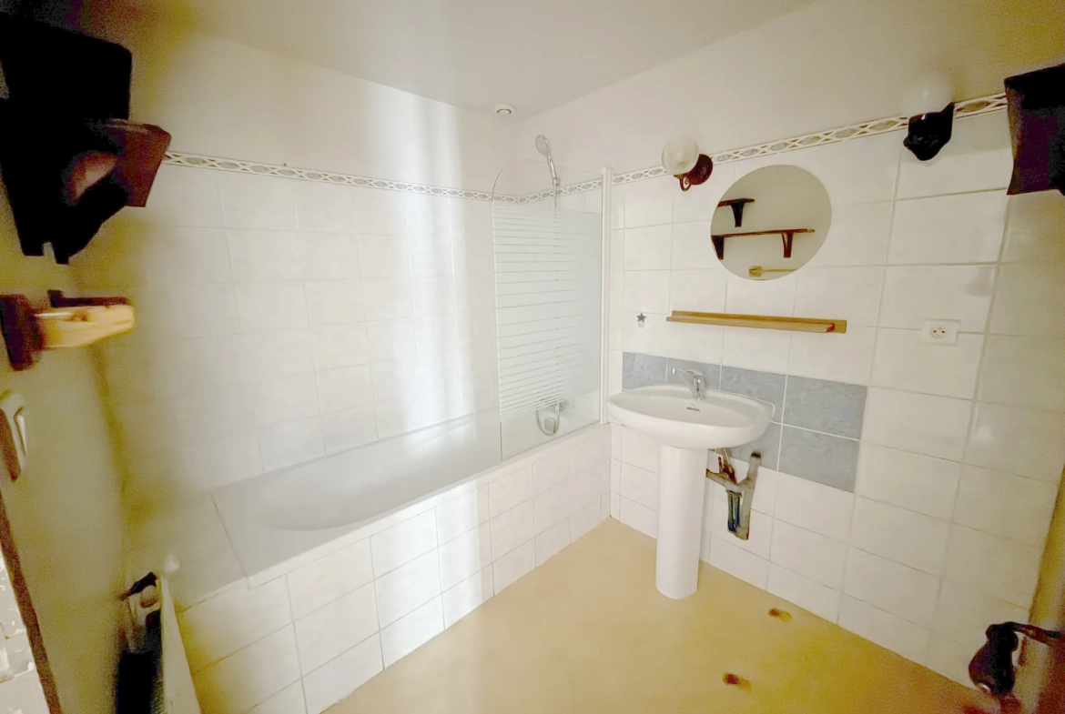 Charmante maison à Saint Derrien avec potentiel de rénovation, face à un plan d’eau 