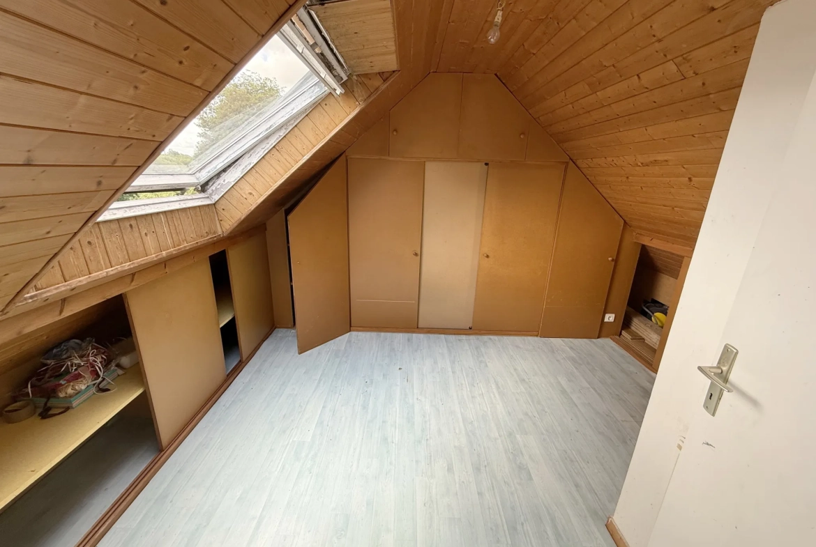 Charmante maison à Saint Derrien avec potentiel de rénovation, face à un plan d’eau 