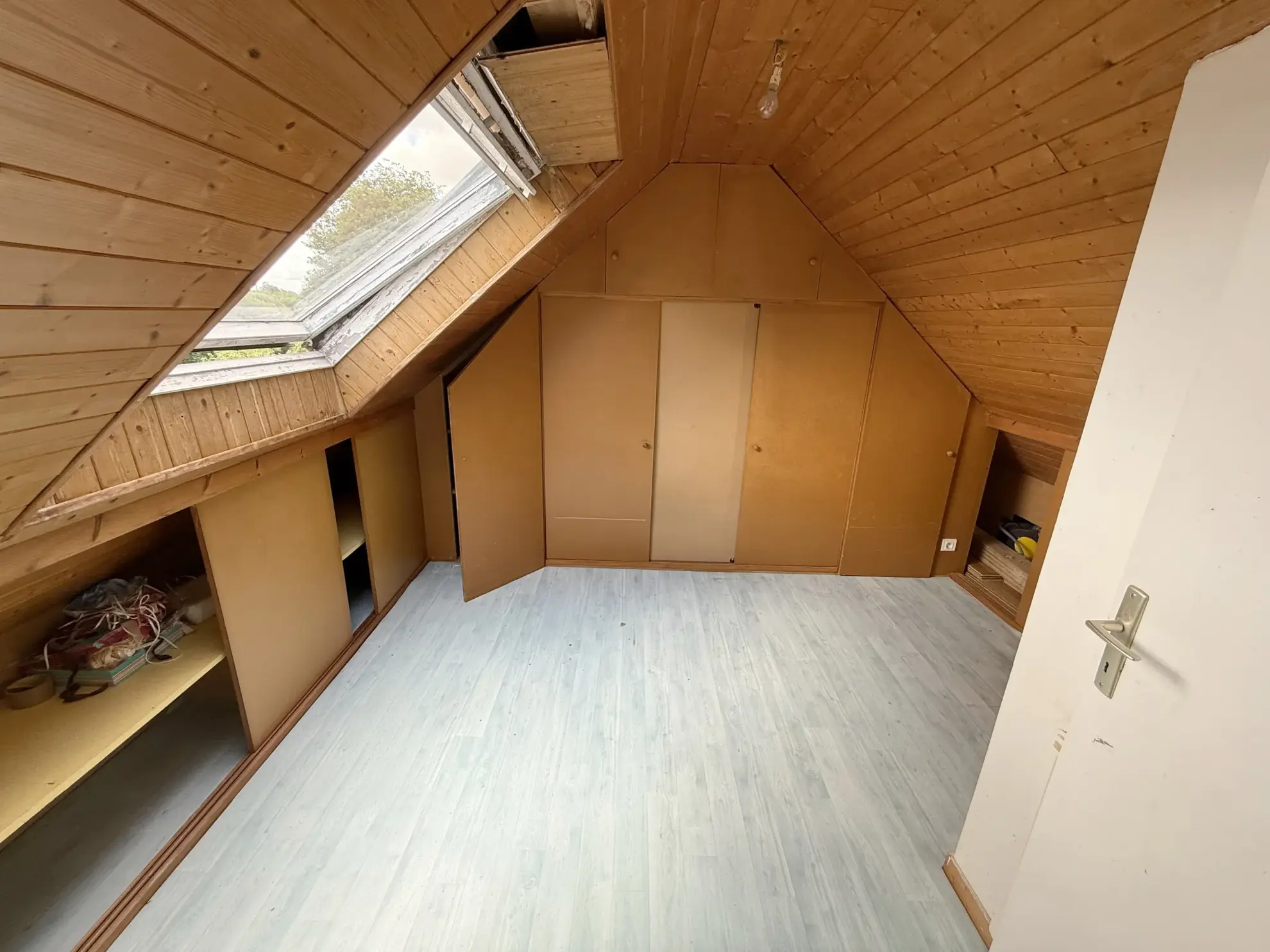 Charmante maison à Saint Derrien avec potentiel de rénovation, face à un plan d’eau 
