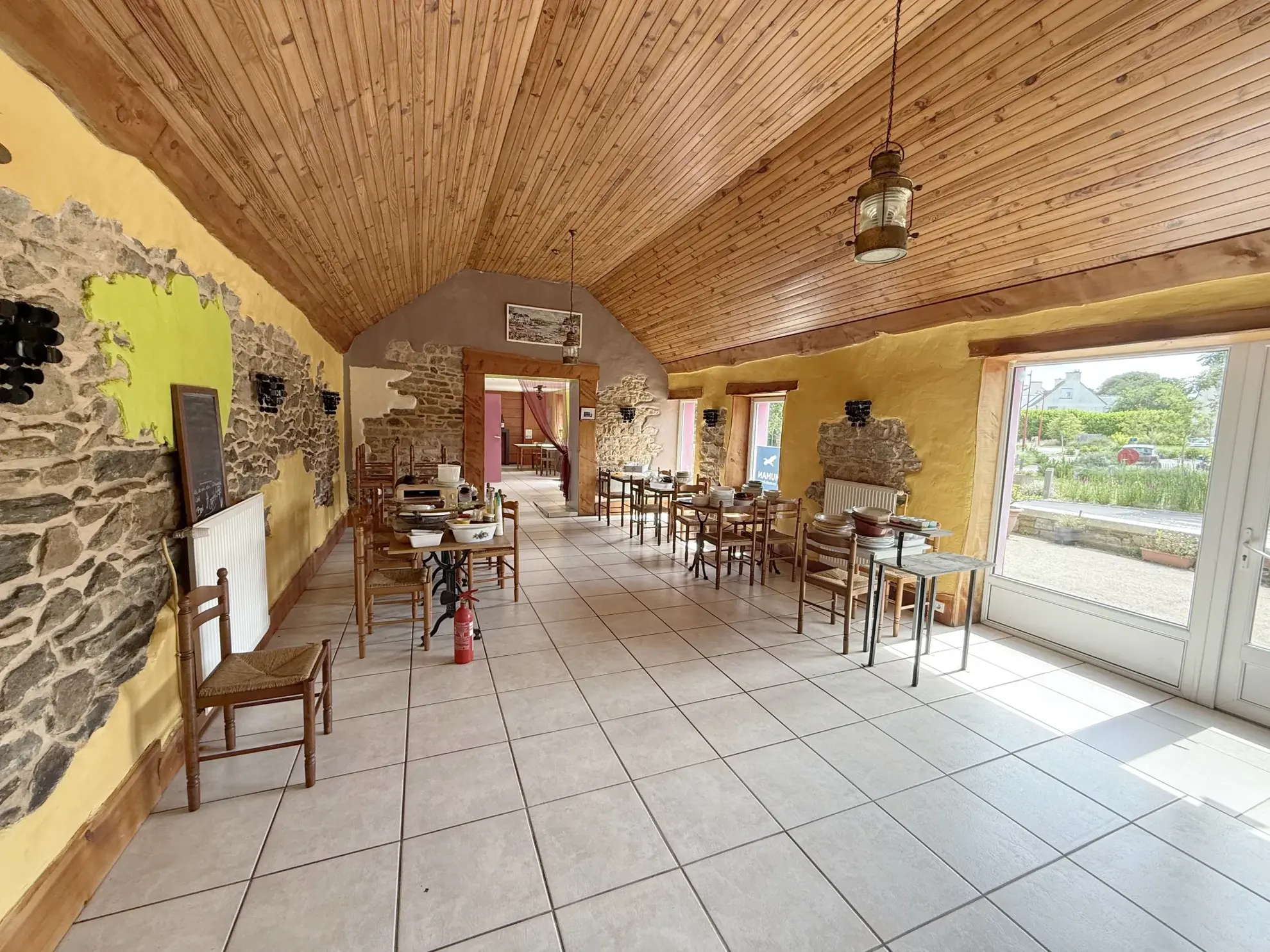 Charmante maison à Saint Derrien avec potentiel de rénovation, face à un plan d’eau 