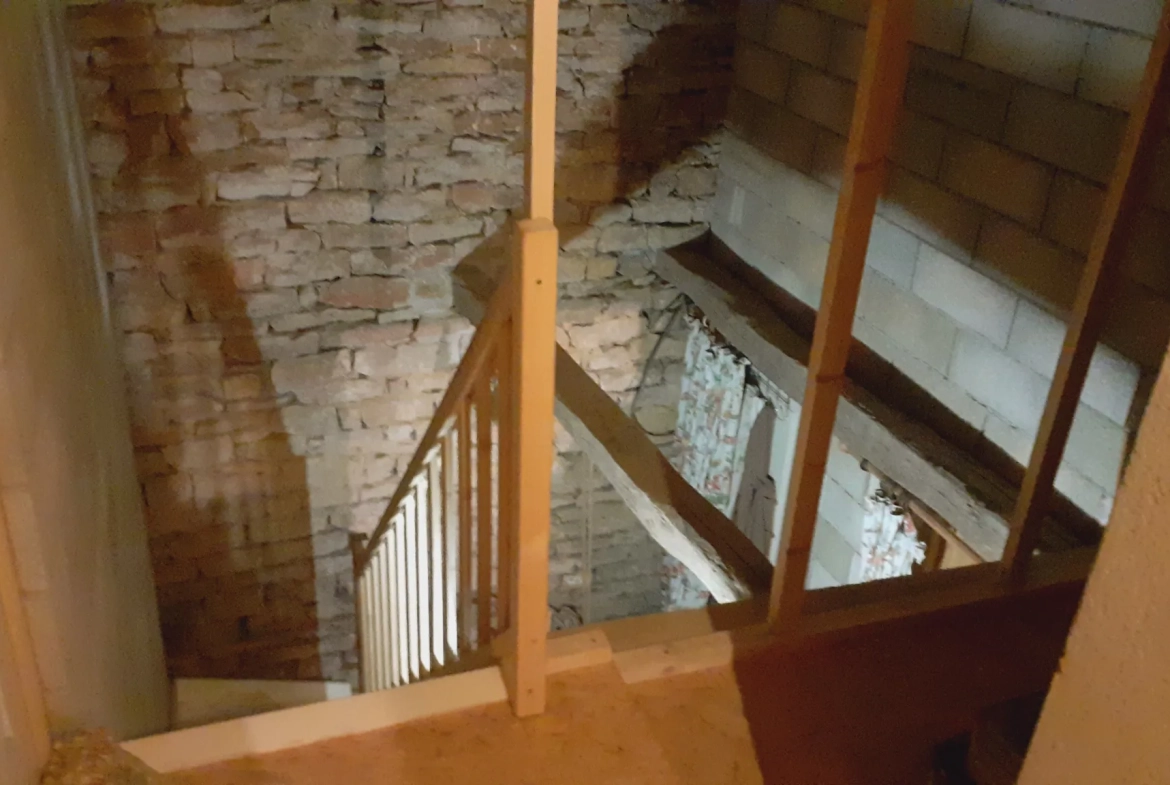 Maison en pierre à Grenant de 100 m², rénovée partiellement, avec terrasse et garage 