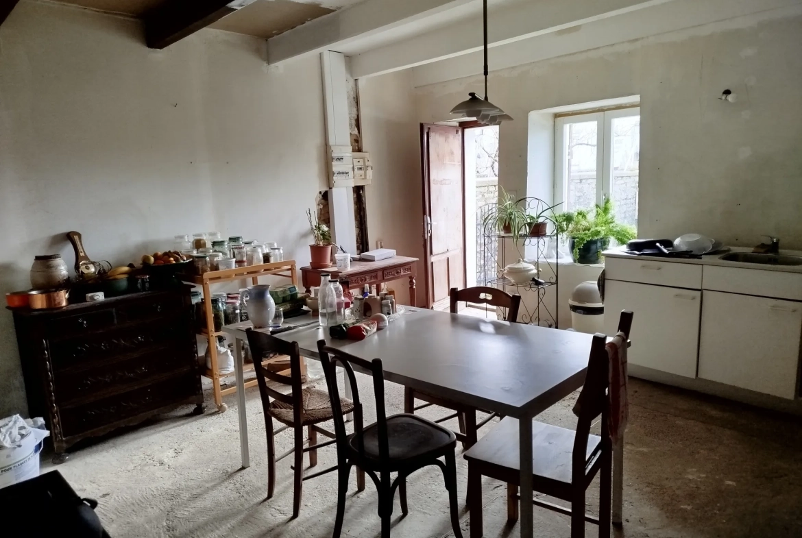 Maison en pierre à Grenant de 100 m², rénovée partiellement, avec terrasse et garage 