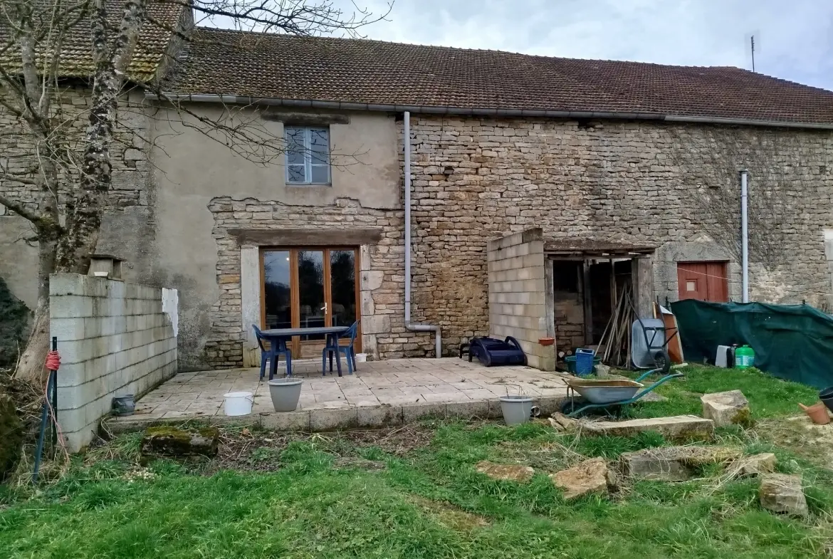 Maison en pierre à Grenant de 100 m², rénovée partiellement, avec terrasse et garage 