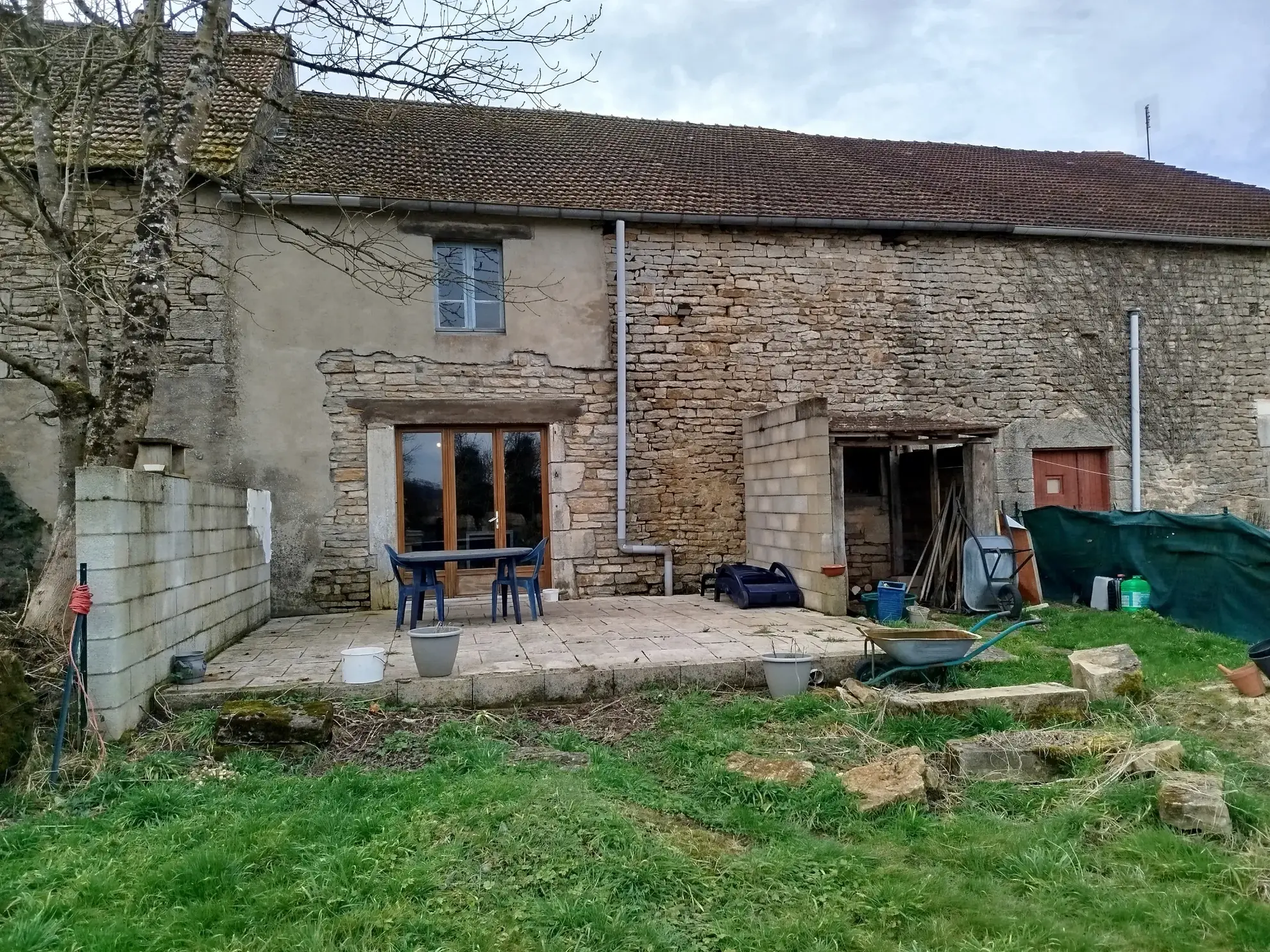 Maison en pierre à Grenant de 100 m², rénovée partiellement, avec terrasse et garage 
