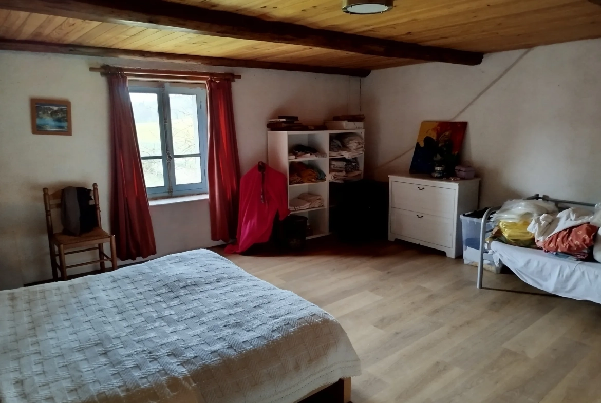 Maison en pierre à Grenant de 100 m², rénovée partiellement, avec terrasse et garage 
