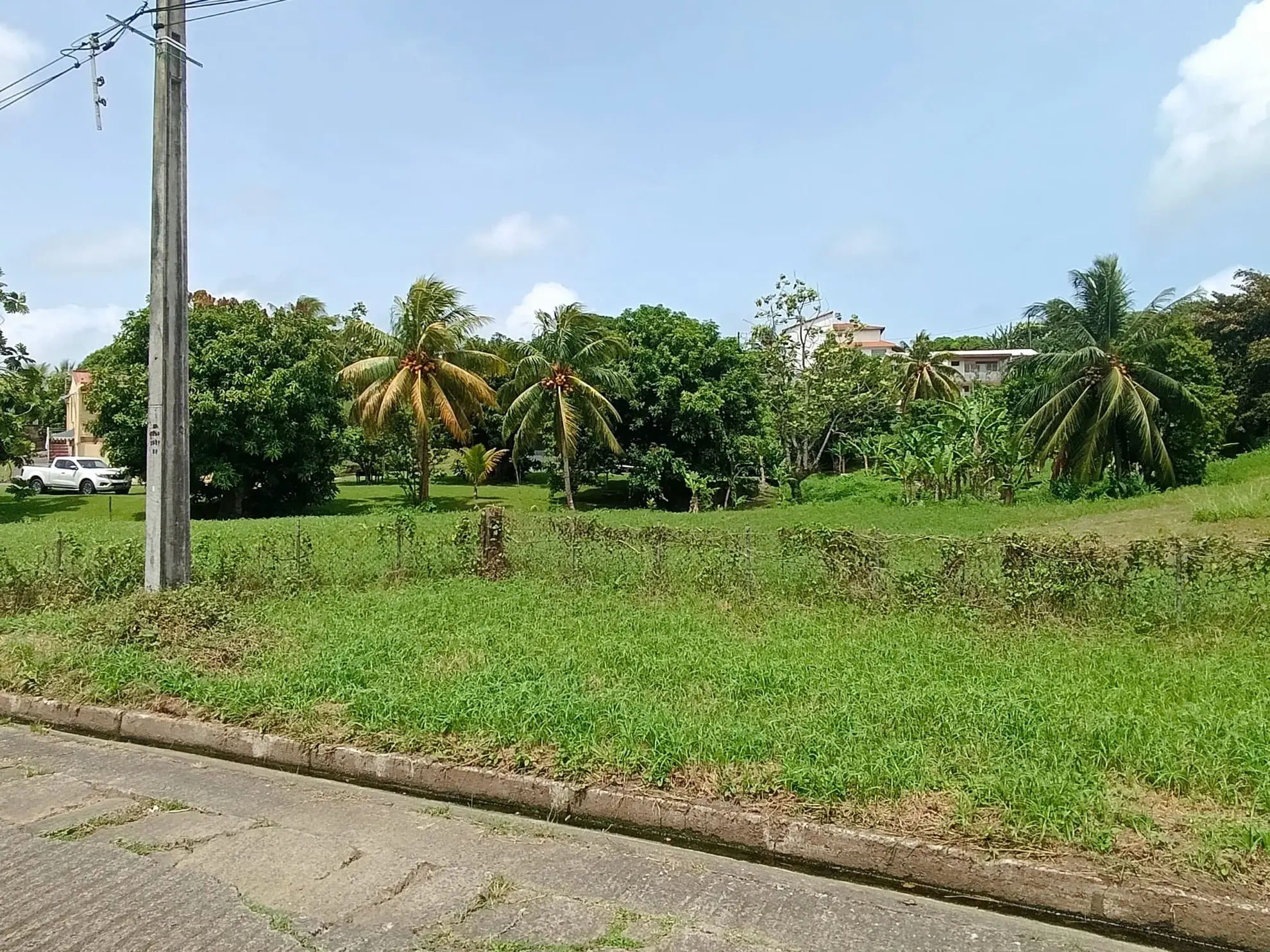 Terrain constructible de 1418 m² au Lamentin, idéale localisation 