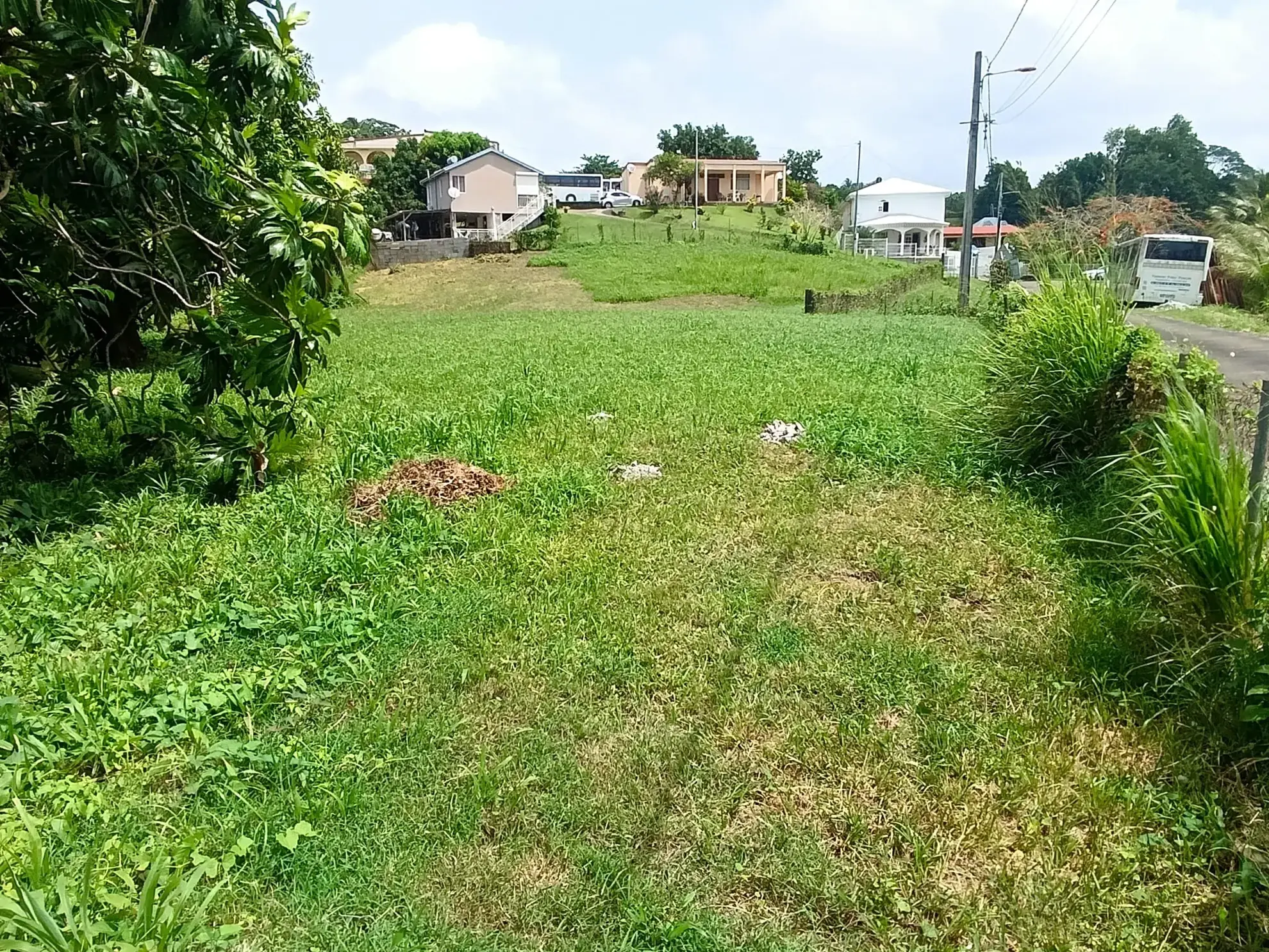 Terrain constructible de 1418 m² au Lamentin, idéale localisation 