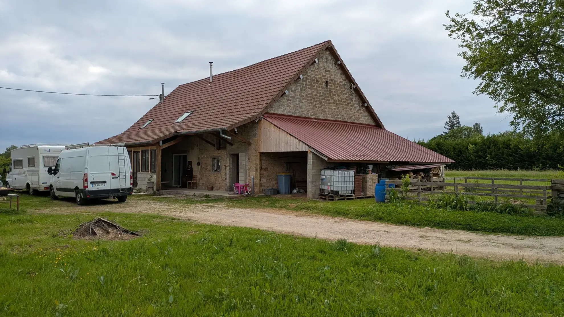 Magnifique maison rénovée de 145 m² avec grand terrain à Bois-de-Gand 