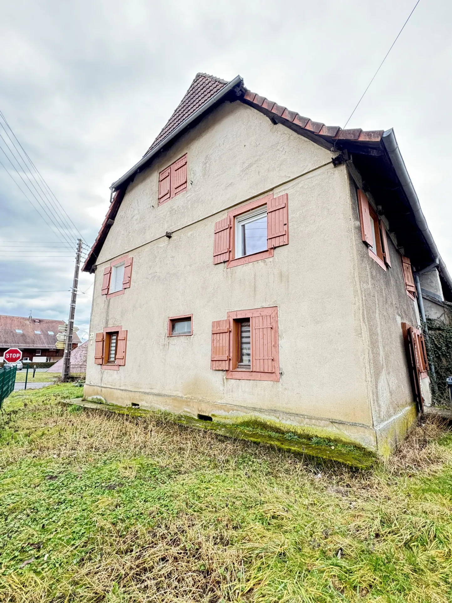 Maison à rénover à Foussemagne - Grande surface, jardin & potentialités 