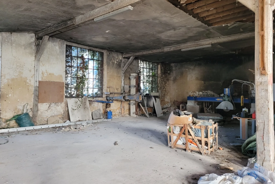 Bâtiment industriel à rénover de 600 m² à Neuville-sur-Vanne 